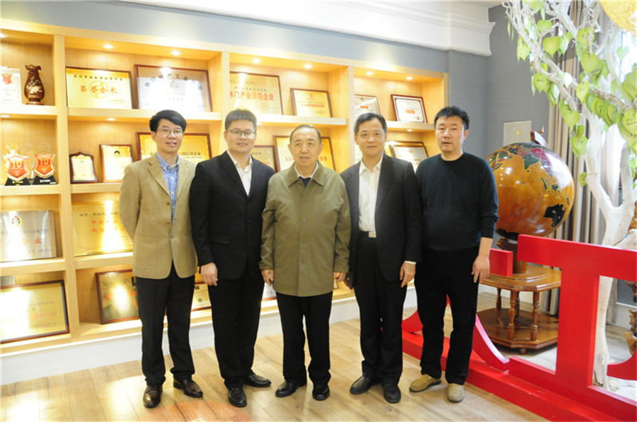 国家人社部原副部长杨志明（左三）一行莅临mksport参观指导，mksport董事长蒋卫（左二）.jpg